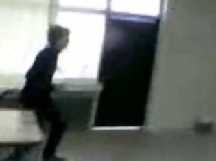 Φωτογραφία για Αισχρό βίντεο από Ελληνικό σχολείο - Κατεβάζουν το παντελόνι καθηγητή