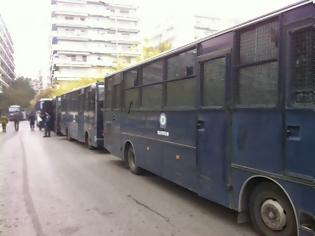 Φωτογραφία για Αποκλεισμένη η παραλιακή λεωφόρος της Θεσσαλονίκης- Κάγκελα και αστυνομία παντού