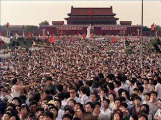 Φωτογραφία για Κίνα: Όχημα έπεσε πάνω σε πλήθος κόσμου στην πλατεία Τιανανμέν