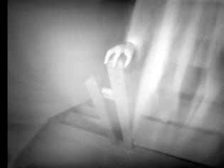 Φωτογραφία για Πάτρα: Οι λάτρεις των παραφυσικών φαινομένων ξαναχτύπησαν - Τώρα κατέγραψαν φάντασμα σε ταξιδιωτικό γραφείο - Δείτε το video