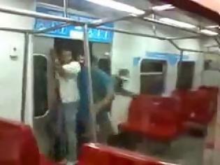 Φωτογραφία για Πραγματική μάχη για μια θέση στο μετρό! [Video]