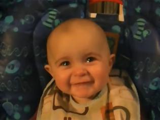 Φωτογραφία για Μωρό 10 μηνών συγκινείται και βουρκώνει με το τραγούδι της μαμάς του [Video]