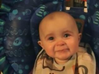 Φωτογραφία για Eκπληκτικό, συγκινητικό βίντεο με μωρό που αντιδρά μοναδικά στο τραγούδι της μητέρας του