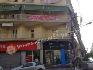 Φωτογραφία για Oι απολυμένοι της κόκα κόλα διαμαρτύρονατι με πανό στα μπαλκόνια τους