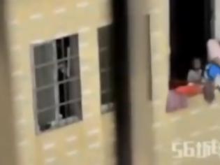 Φωτογραφία για ΣΟΚΑΡΙΣΤΙΚΟ βίντεο – Μητέρα κρεμά τον άτακτο γιο της από το μπαλκόνι