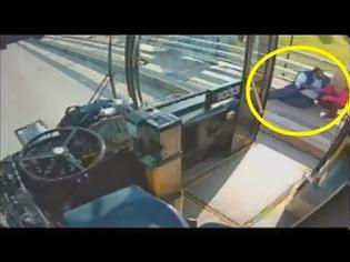 Φωτογραφία για Οδηγός λεωφορείου σώζει γυναίκα με τάσεις αυτοκτονίας [Video]