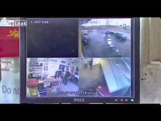Φωτογραφία για Φορτηγάκι πέφτει μέσα σε μαγαζί [video]