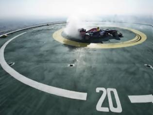 Φωτογραφία για Μονοθέσιο της Red Bull κάνει «ντόνατς» εκεί όπου κανείς δεν μπορεί να της επιβάλει πρόστιμο