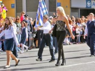 Φωτογραφία για Καθηγητές και γονείς μιλούν υπέρ της καλλίγραμμης δασκάλας της παρέλασης: Αριστη μάνα και εκπαιδευτικός