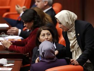Φωτογραφία για Με μαντίλα στην τουρκική Εθνοσυνέλευση τέσσερις βουλευτίνες