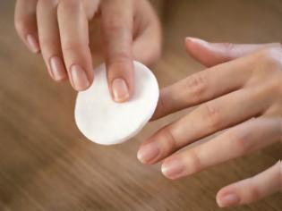 Φωτογραφία για Εναλλακτικοί τρόποι για να ξεβάψετε τα νύχια σας χωρίς ασετόν