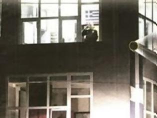 Φωτογραφία για Φωτογραφία του δολοφόνου στο Νέο Ηράκλειο - Ο δράστης με το όπλο στο χέρι