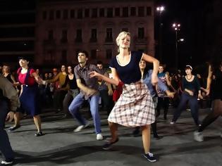 Φωτογραφία για ΧΟΡΕΥΤΕΣ ΤΟΥ SWING ZΩΝΤΑΝΕΨΑΝ ΤΗΝ ΠΛ. ΟΜΟΝΟΙΑΣ ΜΕ ΕΝΑ ΞΕΦΡΕΝΟ ΠΑΡΤΙ