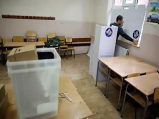 Φωτογραφία για Κόσοβο: Εισέβαλαν σε εκλογικό κέντρο και έσπασαν κάλπες