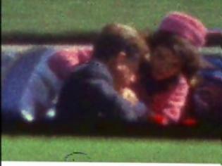 Φωτογραφία για Αποκαλύψεις σοκ για τη δολοφονία Κένεντι: Η Τζάκι κρατούσε το διαλυμένο κεφάλι του Τζον για να μην πέσει το μυαλό του