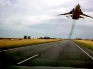 Φωτογραφία για Μαχητικό αεροσκάφος στη Ρωσία περνά «ξυστά» πάνω από αυτοκίνητα [Video]