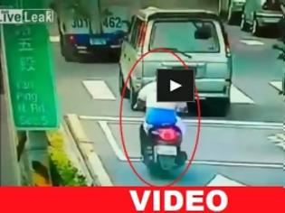 Φωτογραφία για Δείτε πώς γλίτωσε ο μοτοσικλετιστής από σίγουρο θάνατο! (βίντεο)