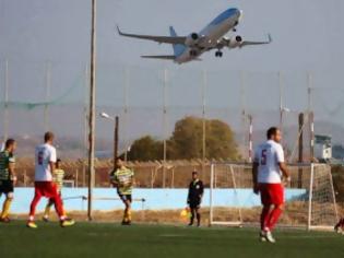 Φωτογραφία για Παίζουν μπάλα με τα αεροπλάνα πάνω από τα κεφάλια τους