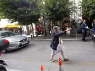 Φωτογραφία για “Επίθεση” στην τρόικα από Ελένη Λουκά, πολίτη με κέρματα (βίντεο & εικόνες)