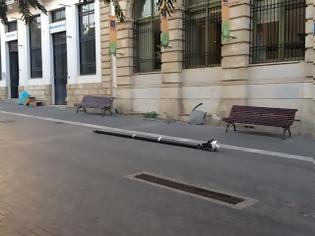 Φωτογραφία για Ηράκλειο: Έπεσε στύλος φωτισμού σε κεντρικό πεζόδρομο! - Κινδύνευσε τουρίστας