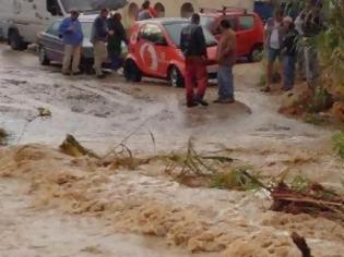 Φωτογραφία για Ρόδος: Χείμαρρος παρέσυρε τα πάντα από Κρεμαστή έως το Τσαίρι . Εγκλωβισμένα αυτή τη στιγμή αυτοκίνητα