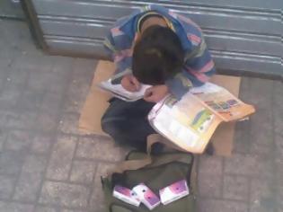 Φωτογραφία για Σοκ: Παιδάκι πουλάει χαρντομάντιλα ενώ διαβάζει τα μαθήματά του