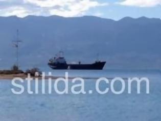 Φωτογραφία για Παραμένει αραγμένο το καράβι στα ανοιχτά του λιμανιού της Στυλίδας