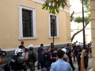 Φωτογραφία για ΑΓΝΩΣΤΟΣ ΜΑΧΑΙΡΩΣΕ ΓΡΑΜΜΑΤΕΑ ΤΟΥ ΠΡΩΤΟΔΙΚΕΙΟΥ ΑΘΗΝΩΝ