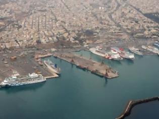 Φωτογραφία για Φορτηγό πλοίο συγκρούστηκε με τουριστικό σκάφος στο λιμάνι Ηρακλείου