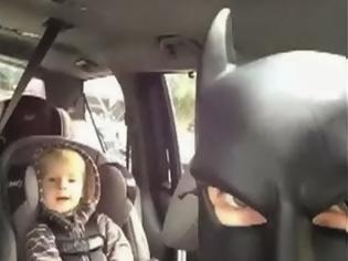 Φωτογραφία για Δείτε τον BatDad: Έναν μπαμπά... σωστό σούπερ-ήρωα!