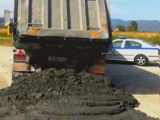 Φωτογραφία για ΡΕΝΤΙΝΑ: Επικίνδυνο το υλικό που χύθηκε από φορτηγό το οποίο μετέφερε απόβλητα της εταιρείας “Ελληνικός Χρυσός”
