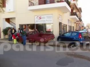 Φωτογραφία για Αμαλιάδα: Αυτοκίνητα παραλίγο να… «εισβάλουν» σε κατάστημα!