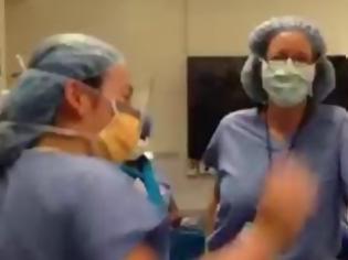 Φωτογραφία για Χορεύει στο χειρουργείο λίγο πριν τη διπλή…μαστεκτομή! [video]
