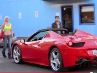 Φωτογραφία για Οι γυναίκες κάνουν τα πάντα για έναν άντρα με Ferrari 458 Italia [Video]