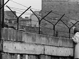 Φωτογραφία για 9 Νοεμβρίου 1989 - Η πτώση του τείχους στο Βερολίνο και το «λάθος» που άλλαξε την ιστορία! (φωτό - βίντεο)