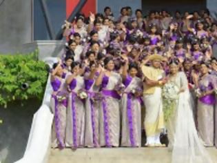 Φωτογραφία για Δεν ήταν γάμος, ήταν διαδήλωση- Παντρεύτηκαν με 126 παράνυφους και 25 κουμπάρους [εικόνες]