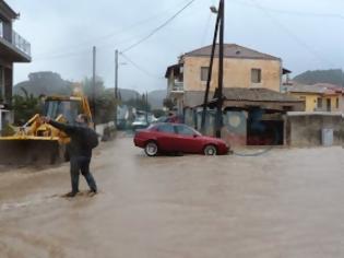 Φωτογραφία για Αυτοκίνητα παρέσυρε το ρέμα της Θουρίας – Τεράστια προβλήματα από την κακοκαιρία [video]