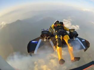 Φωτογραφία για Πετώντας με Jetpack πάνω από το όρος Φούτζι [video]