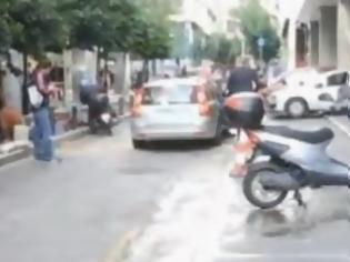 Φωτογραφία για Απίστευτο βίντεο! Τροϊκανός ανοίγει τη πόρτα του αυτοκινήτου και ρίχνει μοτοσυκλετιστή...