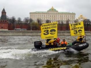 Φωτογραφία για Στην Αγία Πετρούπολη μεταφέρθηκαν τα 30 μέλη της Greenpeace