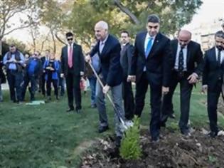 Φωτογραφία για Στο Γκεζί για δενδροφύτευση ο Παπανδρέου