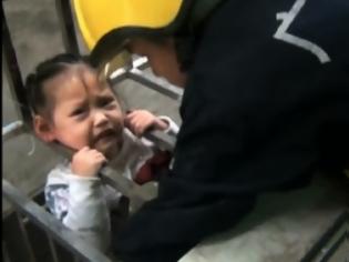 Φωτογραφία για ΣΟΚ: Τρίχρονο κοριτσάκι κρεμασμένο από τον τέταρτο όροφο (Βίντεο και φωτό)