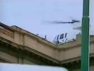Φωτογραφία για Όταν ο πρόεδρος της Αργεντινής έφευγε απο την Βουλή με ελικόπτερο! Να το θυμηθούμε; Κόπιασε η ώρα και για τους...δικούς μας! [video]