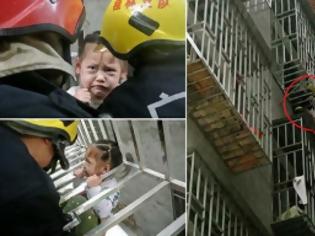 Φωτογραφία για ΣΟΚ: 3χρονο κοριτσάκι κρεμασμένο από τον τέταρτο όροφο