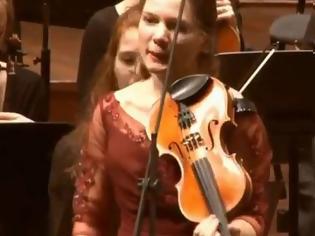Φωτογραφία για ΔΕΙΤΕ ΤΟ ΒΙΝΤΕΟ Ολλανδή βιολίστρια «έκλεισε» συναυλία της με Τσιτσάνη