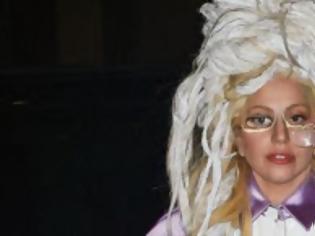 Φωτογραφία για Η Lady Gaga φόρεσε μία σφουγγαρίστρα στο κεφάλι και βγήκε- Ακόμη γελάει ο κόσμος [εικόνες]
