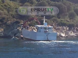 Φωτογραφία για Πάλαιρος Αιτωλοακαρνανίας: Ανέλκυση του βυθισμένου σκάφους - 27 μετανάστες επέβαιναν σε αυτό