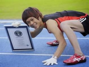 Φωτογραφία για Ιάπωνας τρέχει στα τέσσερα και κάνει νέο ρεκόρ Guinness