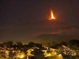 Φωτογραφία για Ξύπνησε το ηφαίστειο Αίτνα στην Ιταλία: Λάβα και καπνός βγαίνει από τον κρατήρα