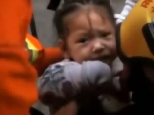 Φωτογραφία για ΣΟΚ στη Κίνα! 4χρονο εγκλωβίστηκε στα κάγκελα του μπαλκονιού 4ου ορόφου [video]